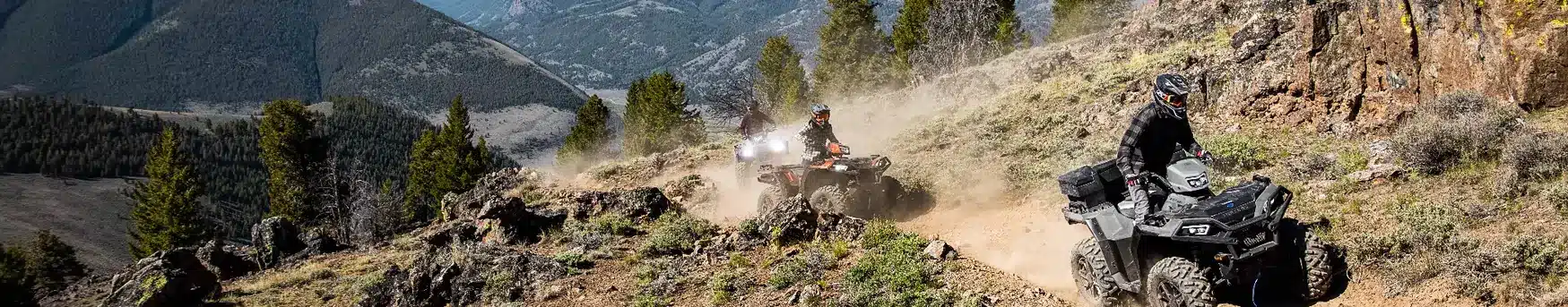 Trois VTT circulant sur un sentier de montagne