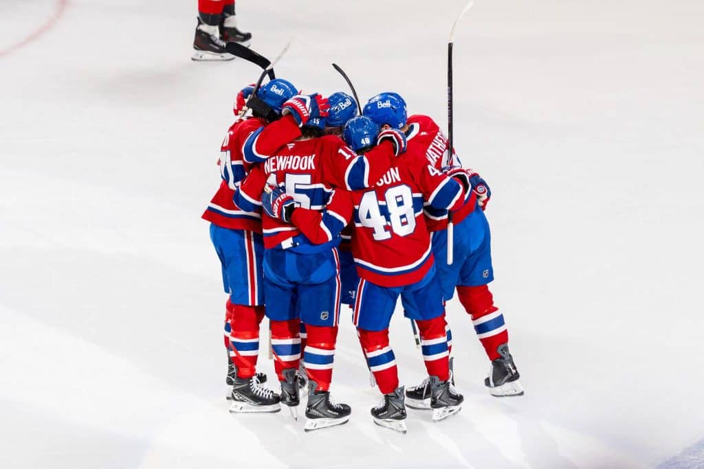 Joueurs des Canadiens de Montréal réunis sur la glace